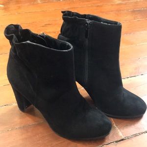Black boots with block heel